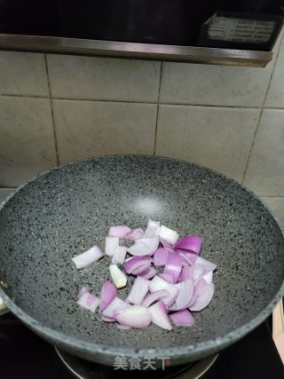 洋葱炒生肠的做法步骤：5