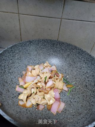 洋葱炒生肠的做法步骤：9