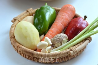 嫩滑味美的黄焖鸡的做法步骤：2