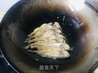 红烧小黄鱼的做法步骤：2