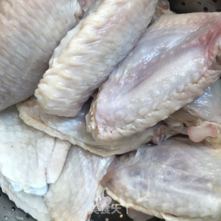 啤酒炖鸡翅的做法步骤：1