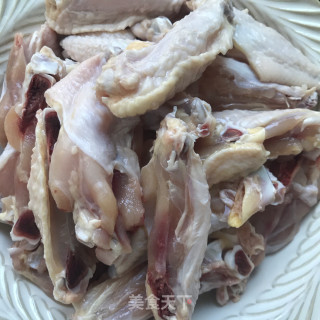 啤酒炖鸡翅的做法步骤：2