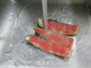 五花肉炒西瓜皮的做法步骤：2