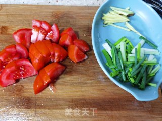 西红柿烧红杉鱼的做法步骤：1