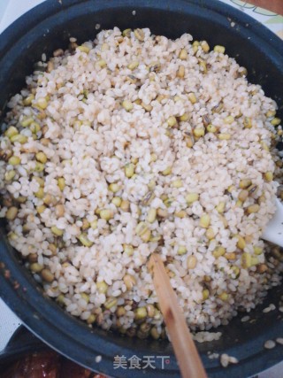 蛋黄板栗鲜肉粽的做法步骤：1