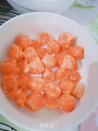 蛋黄板栗鲜肉粽的做法步骤：5