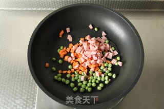 咸香软糯，一口爆浆芝士培根饭团！剩余米饭大改造！的做法步骤：2