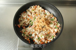 咸香软糯，一口爆浆芝士培根饭团！剩余米饭大改造！的做法步骤：4