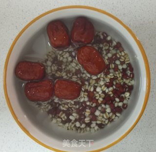 红豆薏米乌梅粥的做法步骤：2