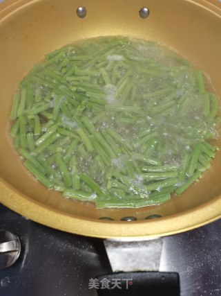 西红柿炒豆角的做法步骤：1