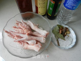 红烧鸡爪的做法步骤：1