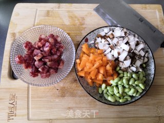 毛豆煲仔饭的做法步骤：1