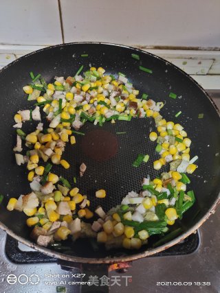 玉米培根馒头碎炒饭的做法步骤：3