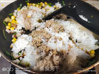 玉米培根馒头碎炒饭的做法步骤：4