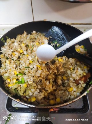 玉米培根馒头碎炒饭的做法步骤：6