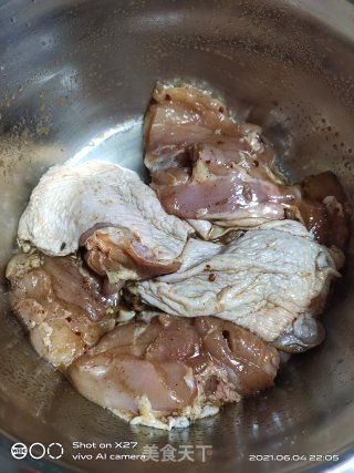 红烧鸡腿肉盖烧饭的做法步骤：1