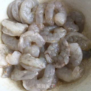虾仁炒双色丁的做法步骤：1
