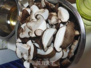 油炸五花肉炒香菇的做法步骤：3