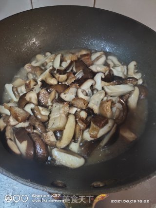 油炸五花肉炒香菇的做法步骤：6