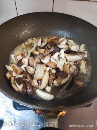 油炸五花肉炒香菇的做法步骤：7
