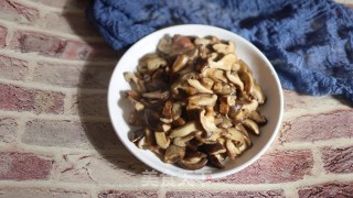 油炸五花肉炒香菇的做法步骤：10