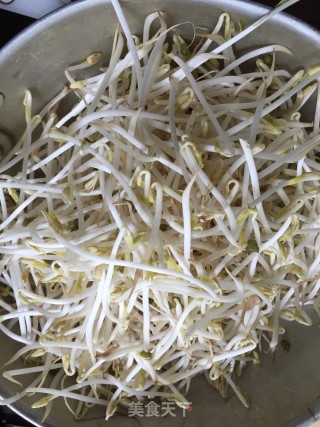 辣子豆芽的做法步骤：1