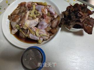 木耳红烧鸡盖烧饭的做法步骤：1