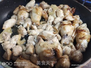 木耳红烧鸡盖烧饭的做法步骤：4