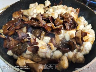 木耳红烧鸡盖烧饭的做法步骤：5