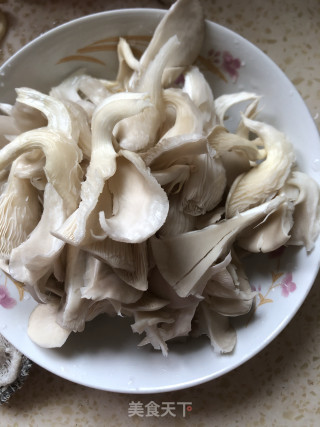 平菇炒鸡蛋的做法步骤：1