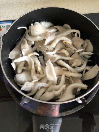 平菇炒鸡蛋的做法步骤：2