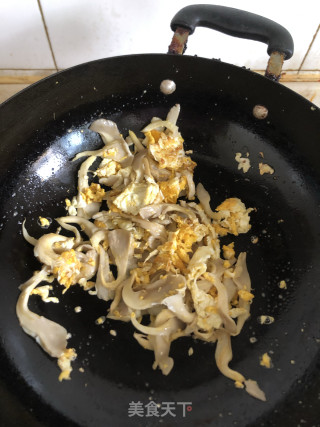 平菇炒鸡蛋的做法步骤：5