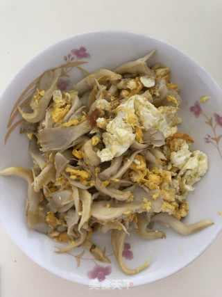 平菇炒鸡蛋的做法步骤：6