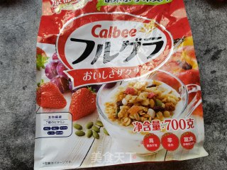 树莓麦片拌酸奶的做法步骤：1