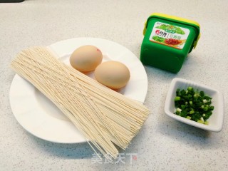 简单易做的早餐～鸡蛋酱拌面的做法步骤：1
