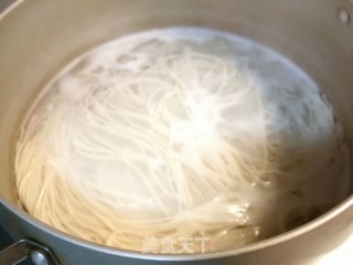 简单易做的早餐～鸡蛋酱拌面的做法步骤：2
