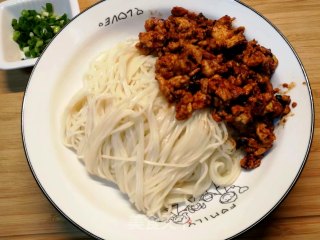 简单易做的早餐～鸡蛋酱拌面的做法步骤：5