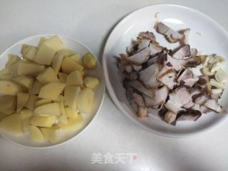 土豆焖肉盖烧饭的做法步骤：1