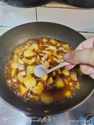 土豆焖肉盖烧饭的做法步骤：5