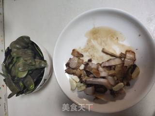 扁豆炒五花肉盖烧饭的做法步骤：2