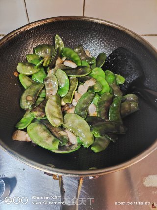 扁豆炒五花肉盖烧饭的做法步骤：4