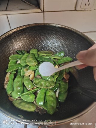 扁豆炒五花肉盖烧饭的做法步骤：5