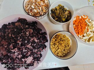 紫米榨菜鸡丝饭团的做法步骤：1