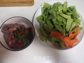 肉片炒荷兰豆的做法步骤：1