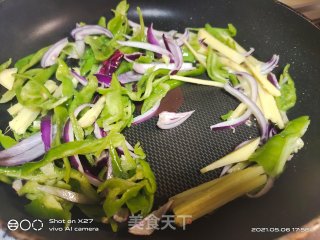 青椒丝炒牛肉的做法步骤：4