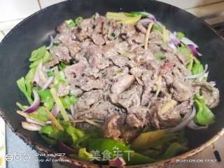 青椒丝炒牛肉的做法步骤：5