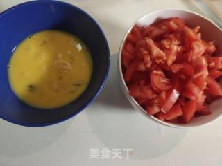 西红柿鸡蛋紫菜汤的做法步骤：1
