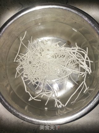 西葫芦鸡蛋虾皮锅贴的做法步骤：2