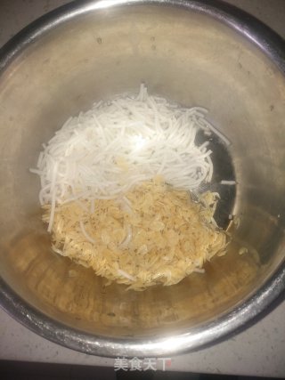 西葫芦鸡蛋虾皮锅贴的做法步骤：5