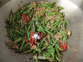 银鱼干炒四季豆的做法步骤：9